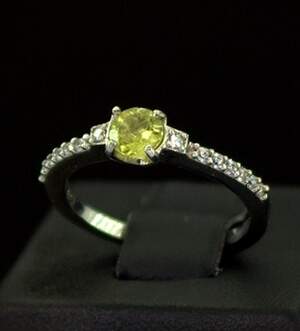 Серебряное кольцо 925 пробы 1,75 г с египетским Перидотом и фианитами 0,73 карат Серебряное кольцо 925 пробы 1,75 г с египетским Перидотом и фианитами 0,73 карат