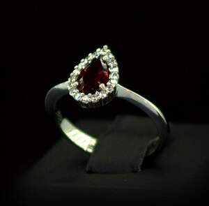 Серебряное кольцо 925 пробы 2,62 г с чеським Гранатом и фианитами 1,3 карат Серебряное кольцо 925 пробы 2,62 г с чеським Гранатом и фианитами 1,3 карат