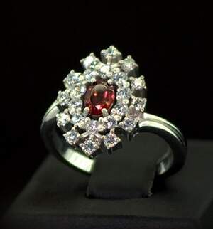 Серебряное кольцо 925 пробы 3,66 г с Гранатом и фианитами 1,92 карат Серебряное кольцо 925 пробы 3,66 г с Гранатом и фианитами 1,92 карат