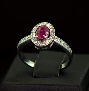 Серебряное кольцо 925 пробы 2,39 г с Рубіном АААА и фианитами 1,05 карат Серебряное кольцо 925 пробы 2,39 г с Рубіном АААА и фианитами 1,05 карат