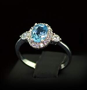 Серебряное кольцо 925 пробы 2,85 г с голубым Топазом и фианитами 2,22 карат Серебряное кольцо 925 пробы 2,85 г с голубым Топазом и фианитами 2,22 карат