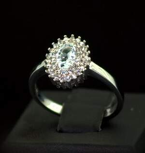 Серебряное кольцо 925 пробы 2,75 г с голубым Топазом и фианитами 0,94 карат Серебряное кольцо 925 пробы 2,75 г с голубым Топазом и фианитами 0,94 карат