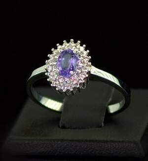 Серебряное кольцо 925 пробы 2,87 г с бразильским Аметистом и фианитами 0,87 карат Серебряное кольцо 925 пробы 2,87 г с бразильским Аметистом и фианитами 0,87 карат