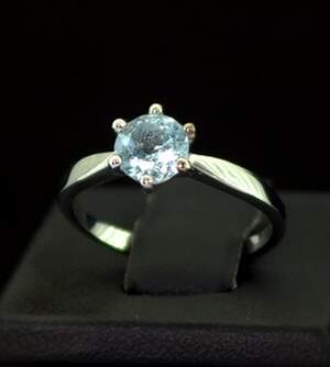 Серебряное кольцо 925 пробы 1,65 г с голубым Топазом 0,98 карат Серебряное кольцо 925 пробы 1,65 г с голубым Топазом 0,98 карат