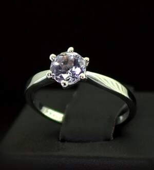 Серебряное кольцо 925 пробы 1,71 г с шри-ланкийским Аметистом 0,89 карат Серебряное кольцо 925 пробы 1,71 г с шри-ланкийским Аметистом 0,89 карат