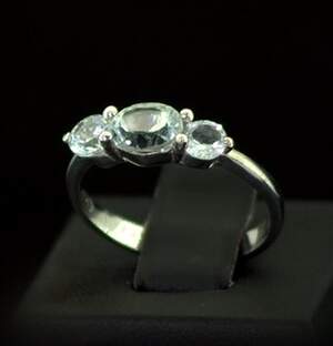 Серебряное кольцо 925 пробы 2.24 г с голубыми Топазами 2.39 карат Серебряное кольцо 925 пробы 2.24 г с голубыми Топазами 2.39 карат