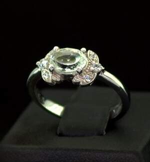 Серебряное кольцо 925 пробы 2,6 г с зеленым Кварцем и фианитами 0,88 карат Серебряное кольцо 925 пробы 2,6 г с зеленым Кварцем и фианитами 0,88 карат