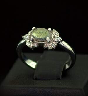 Серебряное кольцо 925 пробы 2,62 г с канадскими Лабрадоритами и фианитами 0,97 карат Серебряное кольцо 925 пробы 2,62 г с канадскими Лабрадоритами и фианитами 0,97 карат