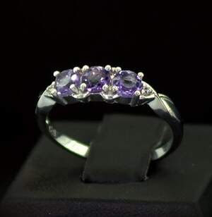 Серебряное кольцо 925 пробы 2,02 г с бразильскими Аметистами и фианитами 0,86 карат Серебряное кольцо 925 пробы 2,02 г с бразильскими Аметистами и фианитами 0,86 карат