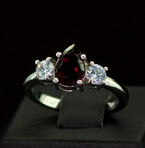 Серебряное кольцо 925 пробы 3,54 г с Гранатом и фианитами 2,17 карат Серебряное кольцо 925 пробы 3,54 г с Гранатом и фианитами 2,17 карат