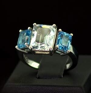 Серебряное кольцо 925 пробы 4,63 г с белым та голубыми Топазами 6,18 карат Серебряное кольцо 925 пробы 4,63 г с белым та голубыми Топазами 6,18 карат