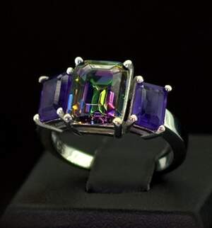 Серебряное кольцо 925 пробы 4,02 г с містичним Фіанітом и бразилькими аметистами 4,84 карат Серебряное кольцо 925 пробы 4,02 г с містичним Фіанітом и бразилькими аметистами 4,84 карат