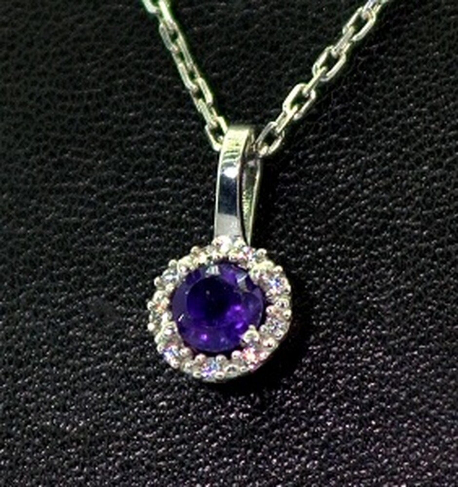 Серебряное колье 925 пробы 2,65 г с бразильским Аметистом и фианитами 0,58 карат Серебряное колье 925 пробы 2,65 г с бразильским Аметистом и фианитами 0,58 карат