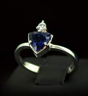 Серебряное кольцо 925 пробы 2,5 г с Іолітом с М'янми и фіанітом 1,18 карат Серебряное кольцо 925 пробы 2,5 г с Іолітом с М'янми и фіанітом 1,18 карат