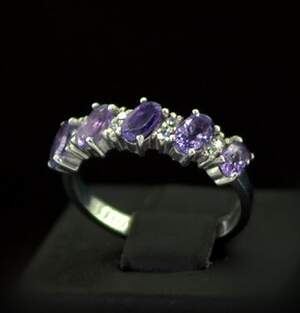Серебряное кольцо 925 пробы 2,2 г с бразильскими Аметистами и фианитами 1,35 карат Серебряное кольцо 925 пробы 2,2 г с бразильскими Аметистами и фианитами 1,35 карат