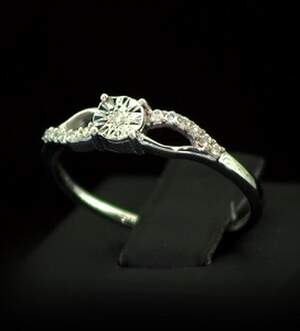 Серебряное кольцо 925 пробы 1,74 гр. с белыми африканскими бриллиантами VVS1 0,1 карат Серебряное кольцо 925 пробы 1,74 гр. с белыми африканскими бриллиантами VVS1 0,1 карат
