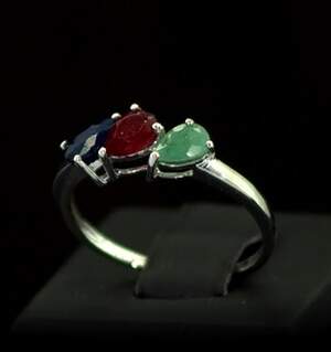 Серебряное кольцо 925 пробы 1,75 гр. с голубыми шри-ланкийскими Сапфирами класса АААА, бразильскими Изумрудами класса АААА и африканскими Роял Рубинам