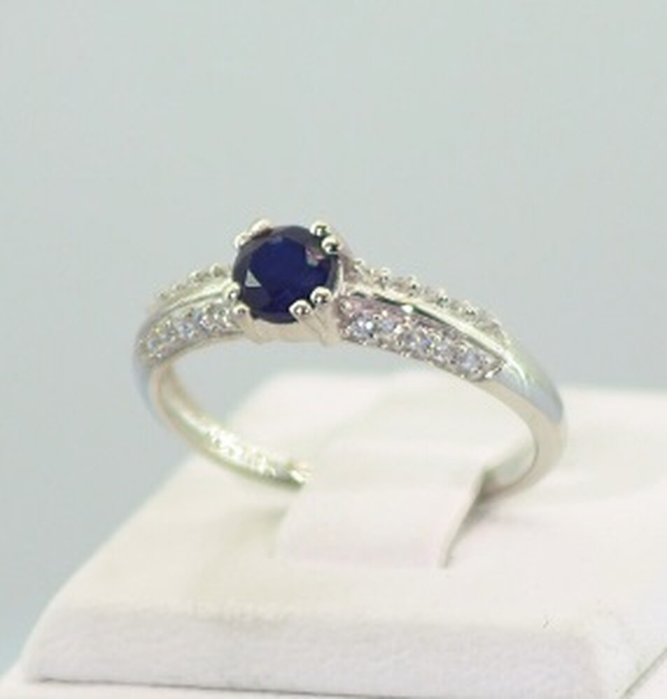 Серебряное кольцо 925 пробы 1,89 гр. с голубым шри-ланкийским Сапфиром класса АААА и топазами из США 0,9 карат Серебряное кольцо 925 пробы 1,89 гр. с голубым шри-ланкийским Сапфиром класса АААА и топазами из США 0,9 карат