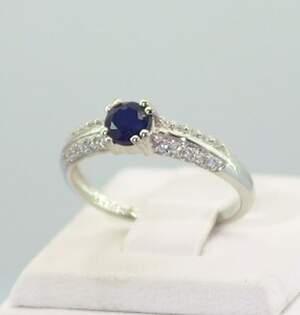 Серебряное кольцо 925 пробы 1,89 гр. с голубым шри-ланкийским Сапфиром класса АААА и топазами из США 0,9 карат Серебряное кольцо 925 пробы 1,89 гр. с голубым шри-ланкийским Сапфиром класса АААА и топазами из США 0,9 карат