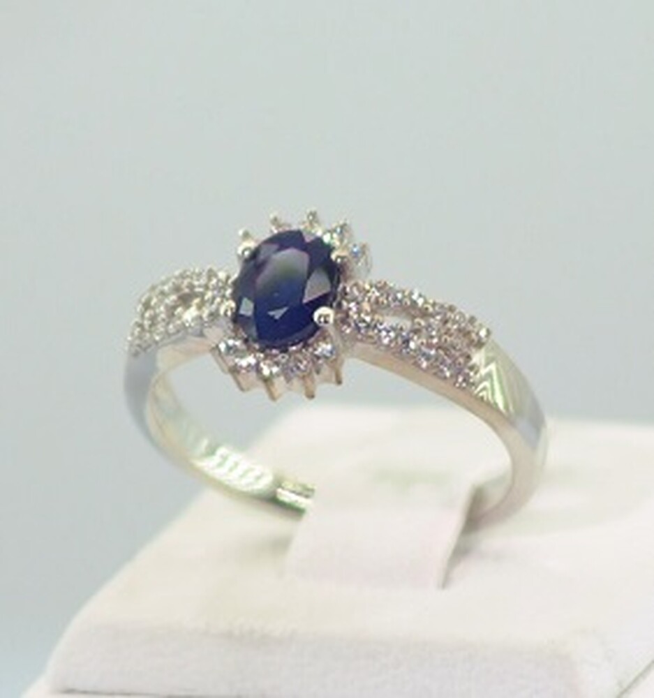 Серебряное кольцо 925 пробы 3,16 гр. с голубым шри-ланкийским Сапфиром класса АААА и топазами из США 1,37 карат Серебряное кольцо 925 пробы 3,16 гр. с голубым шри-ланкийским Сапфиром класса АААА и топазами из США 1,37 карат