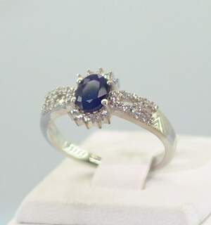 Серебряное кольцо 925 пробы 3,16 гр. с голубым шри-ланкийским Сапфиром класса АААА и топазами из США 1,37 карат