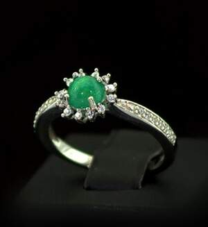 Серебряное кольцо 925 пробы 2,68 гр. с зеленым эфиопским Опалом класса АААА и топазами из США 1,05 карат