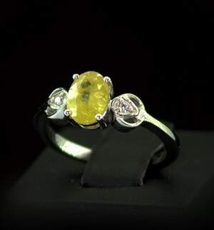 Серебряное кольцо 925 пробы 3,01 гр. с норвежским Сфеном класса АААА и топазами из США 1,34 карат Серебряное кольцо 925 пробы 3,01 гр. с норвежским Сфеном класса АААА и топазами из США 1,34 карат