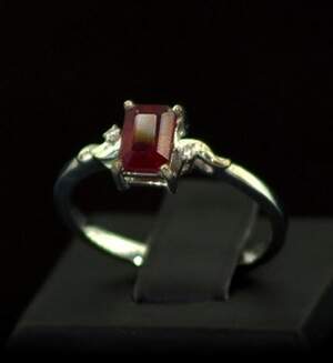 Серебряное кольцо 925 пробы 2,35 гр. с африканским Роял рубином класса AAAA и топазами из США 1,25 карат