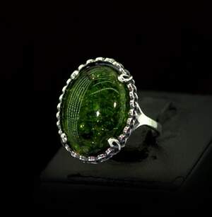 Серебряное кольцо 925 пробы 5,39 г с зеленым Бурштином 7 карат