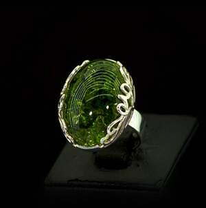Серебряное кольцо 925 пробы 8,03 г с зеленым Бурштином 14,45 карат