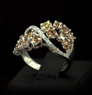 Серебряное кольцо 925 пробы 4,89 г с желтыми та белыми Фианитами 5,15 карат Серебряное кольцо 925 пробы 4,89 г с желтыми та белыми Фианитами 5,15 карат