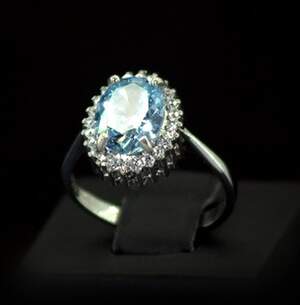 Серебряное кольцо 925 пробы 3,47 г с голубым та белыми фианитами 4,85 карат