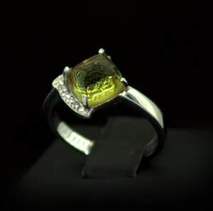 Серебряное кольцо 925 пробы 3,32 г с турецким Султанітом класса АААА и фианитами 2,15 карат Серебряное кольцо 925 пробы 3,32 г с турецким Султанітом класса АААА и фианитами 2,15 карат