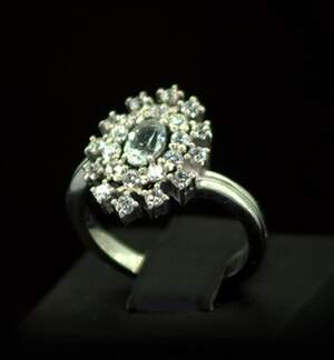 Серебряное кольцо 925 пробы 4,04 г с голубым Топазом и фианитами 1,89 карат Серебряное кольцо 925 пробы 4,04 г с голубым Топазом и фианитами 1,89 карат