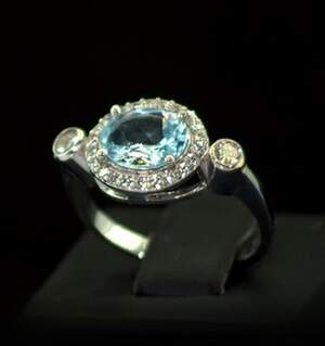 Серебряное кольцо 925 пробы 3,65 г с голубым Топазом и фианитами 2,83 карат Серебряное кольцо 925 пробы 3,65 г с голубым Топазом и фианитами 2,83 карат