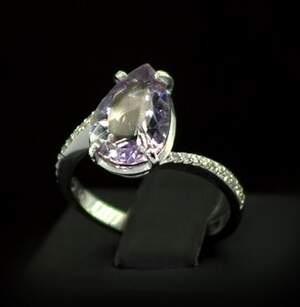 Серебряное кольцо 925 пробы 3,27 г с боливийским Аметрином и фианитами 3,94 карат Серебряное кольцо 925 пробы 3,27 г с боливийским Аметрином и фианитами 3,94 карат