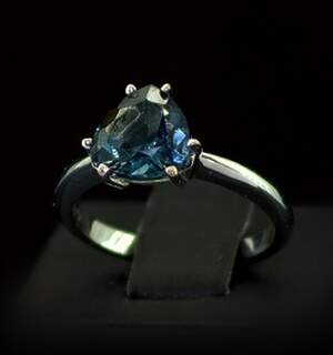 Серебряное кольцо 925 пробы 3,47 г с Топазом Лондон Блу 2,75 карат Серебряное кольцо 925 пробы 3,47 г с Топазом Лондон Блу 2,75 карат