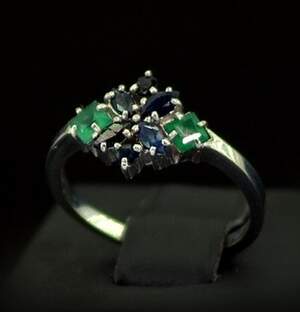 Серебряное кольцо 925 пробы 2,11 г с Сапфірами класса АААА и зелеными агатами 0,84 карат