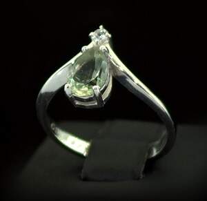 Серебряное кольцо 925 пробы 2,73 г с зеленым Кварцем и фіанітом 1,27 карат