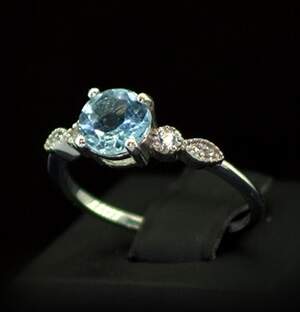 Срібна каблучка 925 проби 2,39 г з блакитним Топазом та фіанітами 1,67 карат Срібна каблучка 925 проби 2,39 г з блакитним Топазом та фіанітами 1,67 карат
