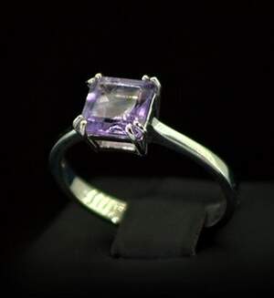 Срібна каблучка 925 проби 2,49 г з бразильським Аметистом 1,86 карат Срібна каблучка 925 проби 2,49 г з бразильським Аметистом 1,86 карат