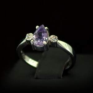 Срібна каблучка 925 проби 2,44 г з бразильським Аметистом та фіанітами 0,78 карат Срібна каблучка 925 проби 2,44 г з бразильським Аметистом та фіанітами 0,78 карат