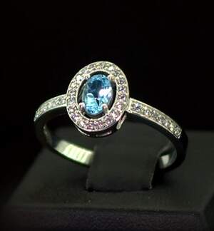 Срібна каблучка 925 проби 2,49 г з блакитним Топазом та фіанітами 0,89 карат Срібна каблучка 925 проби 2,49 г з блакитним Топазом та фіанітами 0,89 карат