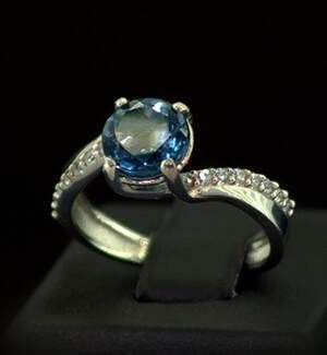 Срібна каблучка 925 проби 3,12 г з Лондон Блу Топазом та фіанітами 2,87 карат Срібна каблучка 925 проби 3,12 г з Лондон Блу Топазом та фіанітами 2,87 карат