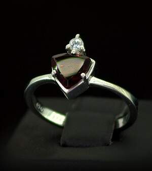 Срібна каблучка 925 проби 2,53 г з чеським Гранатом та фіанітом 1,37 карат Срібна каблучка 925 проби 2,53 г з чеським Гранатом та фіанітом 1,37 карат