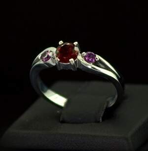 Срібна каблучка 925 проби 2,42 г з Гранатом та родолітами 0,71 карат Срібна каблучка 925 проби 2,42 г з Гранатом та родолітами 0,71 карат