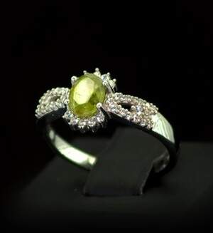 Срібна каблучка 925 проби 3,1 г з норвезьким Сфеном класу АААА та топазами зі США 1,57 карат