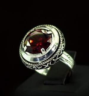Срібна каблучка 925 проби 9,28 г з гідротермальним Гранатом 4,5 карат Срібна каблучка 925 проби 9,28 г з гідротермальним Гранатом 4,5 карат