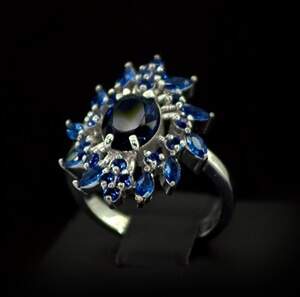 Срібна каблучка 925 проби 5,69 г з синіми фіанітами 3,97 карат Срібна каблучка 925 проби 5,69 г з синіми фіанітами 3,97 карат