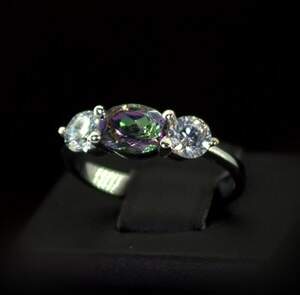 Срібна каблучка 925 проби 2 г з містичним та білими фіанітами 1,65 карат Срібна каблучка 925 проби 2 г з містичним та білими фіанітами 1,65 карат